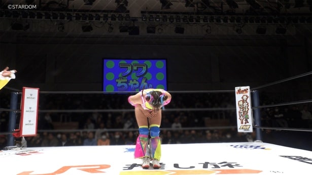 リング上でお辞儀するフワちゃん