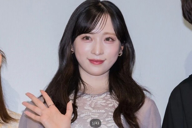 「推しメンランキング１位」…小栗有以、アイドル衣装で“ヘッドドレス”を押さえる姿に「かわいい」の声