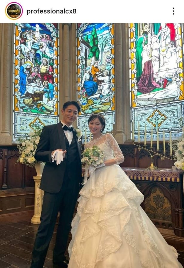 【写真】調査の一環で新郎新婦を演じる玉木宏&岡崎紗絵の美男美女コンビ