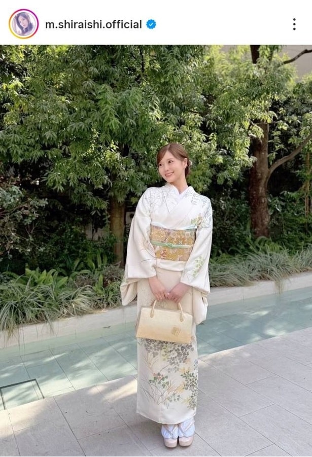 【写真】白い着物を纏い、満面笑顔の白石麻衣
