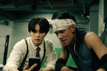 中島歩“日暮”＆草川拓弥“月白”は依頼で訪れたジムで口の中から銃を取り出す男・河内大和“白石”に襲われる＜俺たちバッドバーバーズ＞