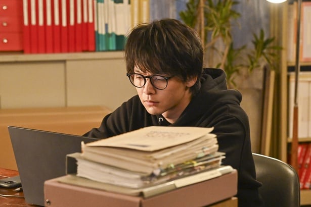 吾妻潤(中村倫也)