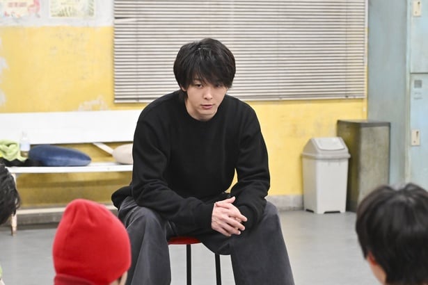 吾妻潤(中村倫也)