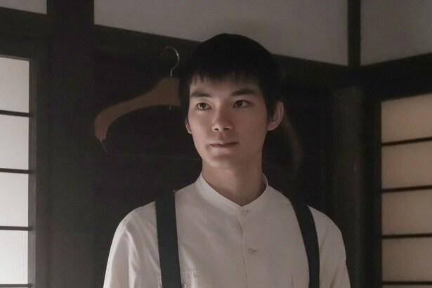 丈(杉田雷麟)はクマ(夏目透羽)に女中を辞める必要はないと伝える