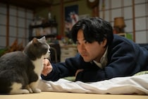 松田龍平“洋輔”、“迷い猫”騒動をきっかけに猫嫌いから一転メロメロに…そんな中、怪しい男が“迷い猫”を探しに西ヶ谷温泉に出現する＜探偵さん、リュック開いてますよ＞