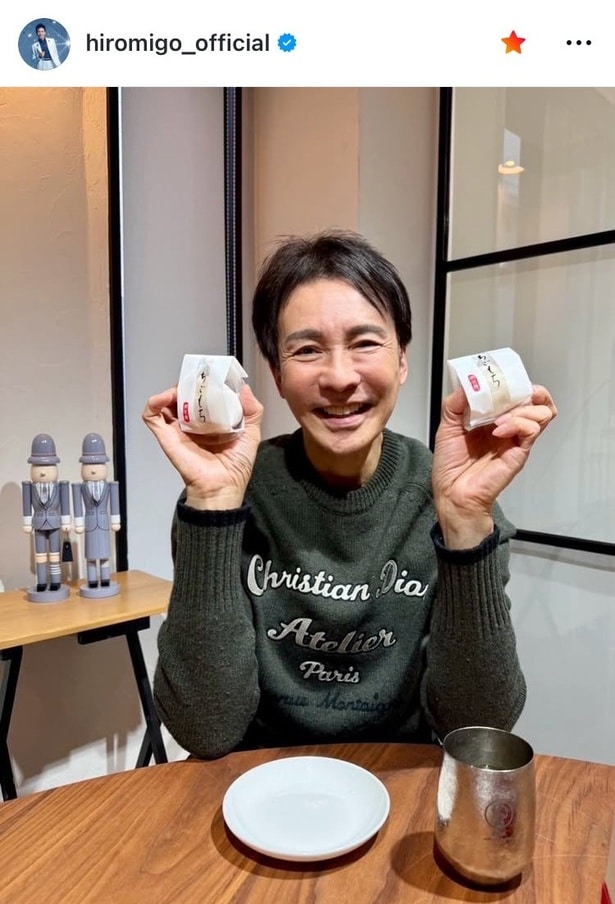 【写真】“少年”の笑顔と“ダンディ”なニット…郷ひろみ、いちご大福を手に満面の笑み