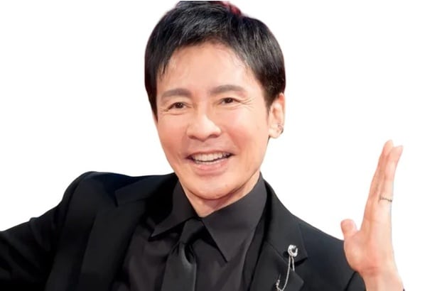 “少年”の笑顔と“ダンディ”なニット…郷ひろみ、いちご大福を手に満面の笑みに「笑顔が最GOOOO〜!!」の声