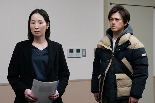 辰巳(真飛聖)は武尊(勝地涼)に捜査情報を伝える