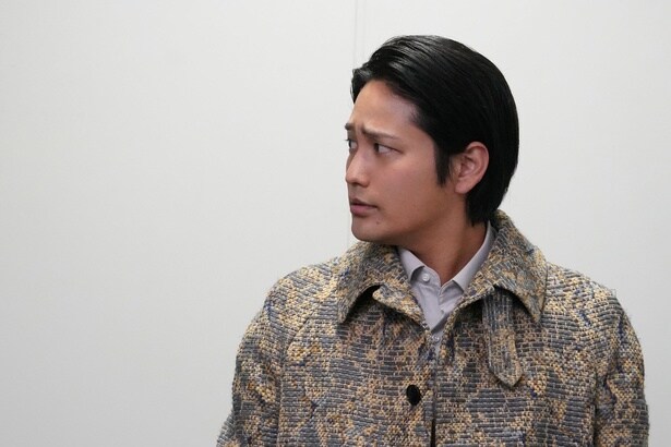 英二(桐山照史)、武尊(勝地涼)に対する険しい表情