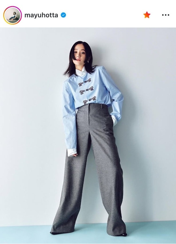 【写真】「真剣な眼差しの美しさが眩しい」…堀田真由、“脚長っ”パンツ姿