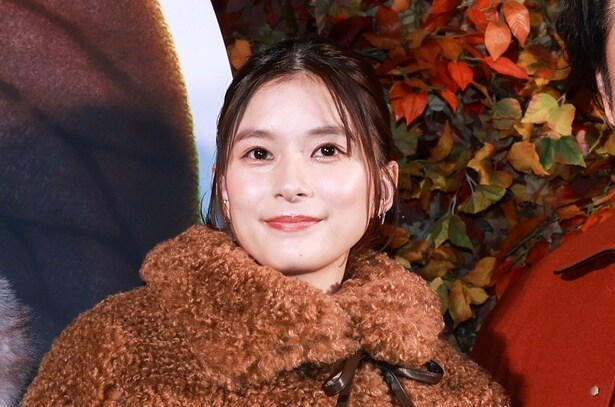 「可愛さにもほどがあるよ~」「天使すぎ」芳根京子の“ぬいぐるみ抱っこ”姿に3万いいね “ビーバー”イメージした衣装にも反響