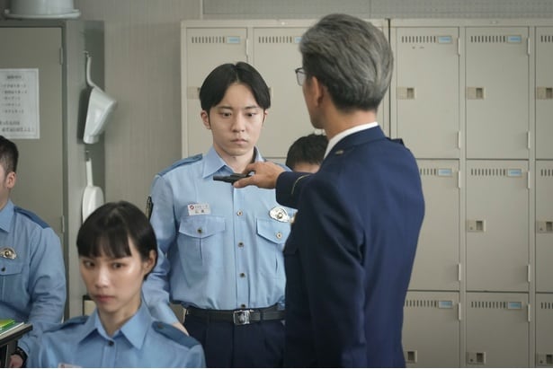 風間公親は実際の拳銃を生徒に持たせる　※提供写真