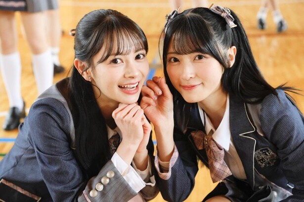 伊藤百花と佐藤綺星(AKB48 67thシングル「名残り桜」MVメイキングより)