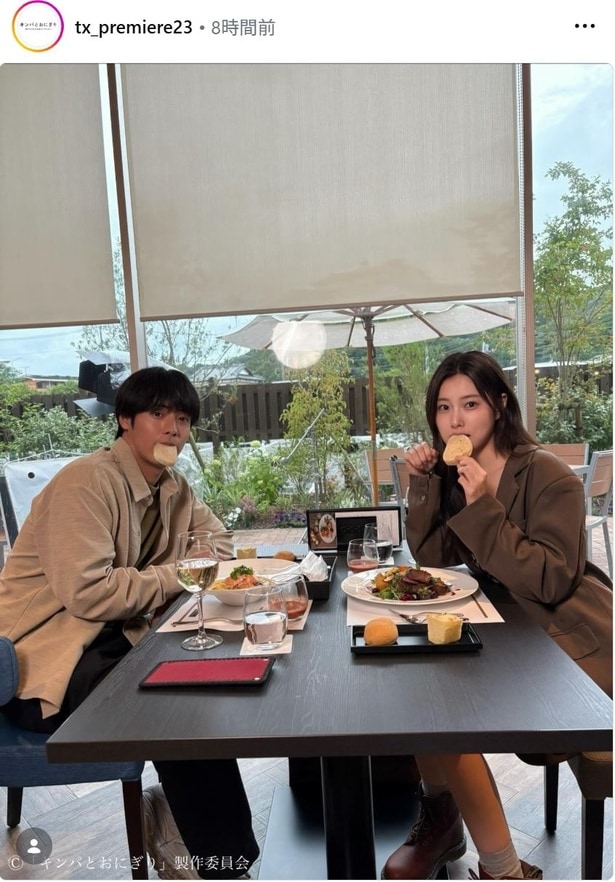 【写真】赤楚衛二＆カン・ヘウォン、レストランでパンをもぐもぐオフショット