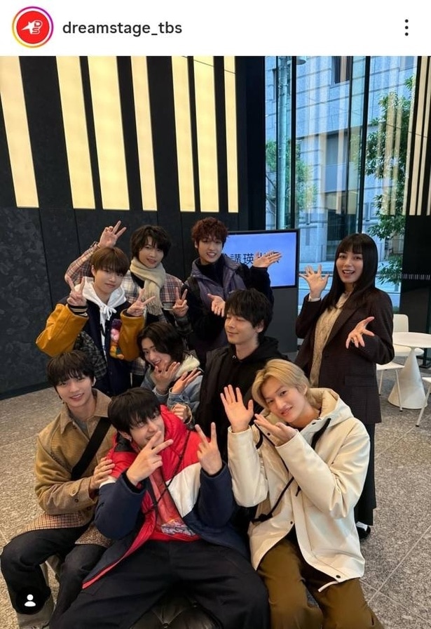 【写真】池田エライザと、なぜか中村倫也を囲むNAZEの集合ショット