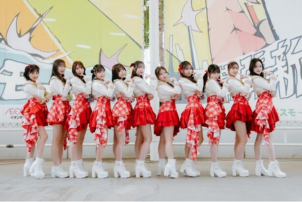 江端妃咲、林仁愛、松永里愛、入江里咲、工藤由愛、段原瑠々、有澤一華、石山咲良、川嶋美楓、井上玲音、遠藤彩加里(写真左から)