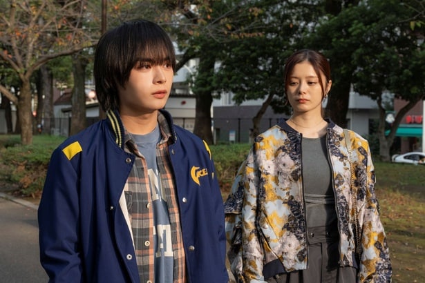 ロン(大西流星)と凪(紺野彩夏)はかすみ(並木彩華)転落死の真相を追い求める