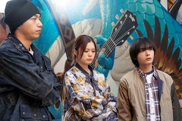 マツ(高橋侃)、凪(紺野彩夏)、ロン(大西流星)はヨコ西で聞き込みを行う