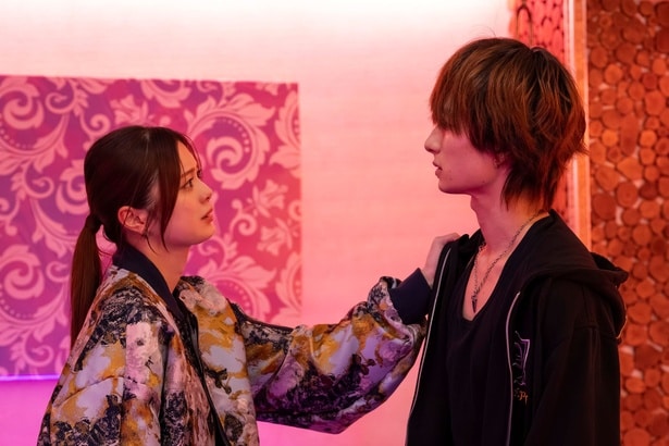 凪(紺野彩夏)がヒビト(村田凪)と対峙するシリアスなシーン