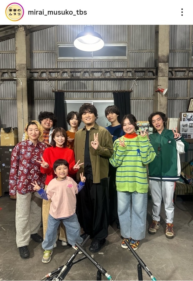 【写真】志田未来ほかドラマ出演者と、主題歌を歌う秦基博の集合ショット