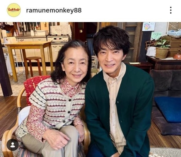 【写真】ドラマ内で親子を演じる津田健次郎&高橋惠子の仲良しオフショット