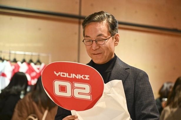 ライブ会場で息子のグッズを買いこみ、嬉しそうに眺めるシニャン(チェ・ジノ)