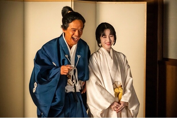 藤吉郎(池松壮亮)と寧々(浜辺美波)が祝言をあげる