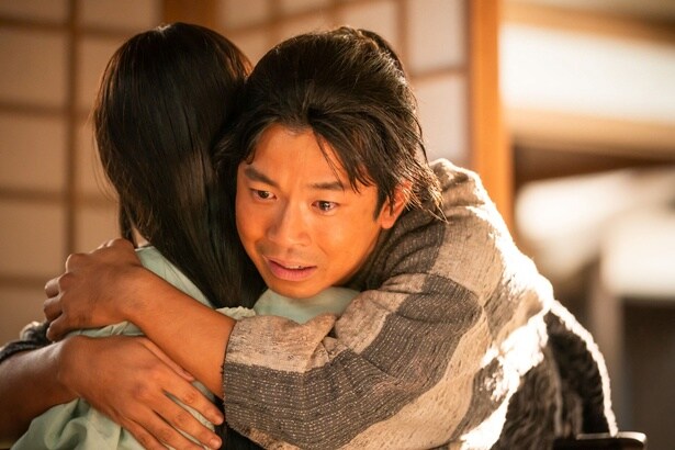 小一郎(仲野太賀)は直(白石聖)を抱きしめる