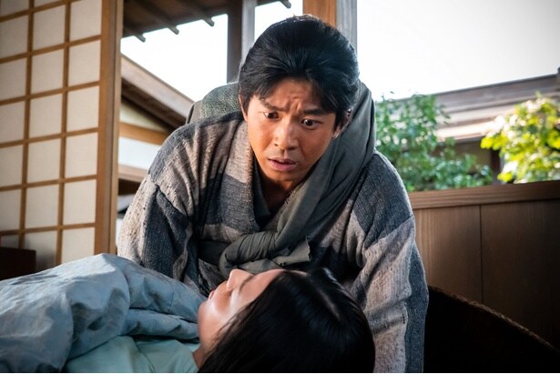 小一郎(仲野太賀)、熱病に苦しむ直(白石聖)を必死に励ます