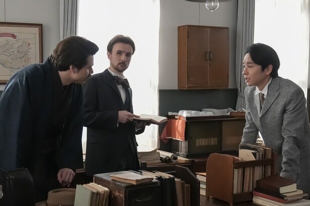 同僚の佐山(橋本淳)の話に動揺するヘブン(トミー・バストウ)とロバート(ジョー・トレメイン)