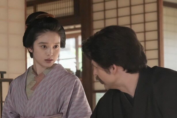 ヘブン(トミー・バストウ)のピンチに冷静なトキ(高石あかり)