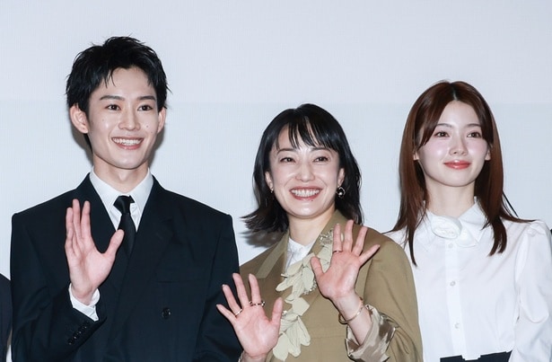 山時聡真、菅野美穂、南琴奈(写真左から)