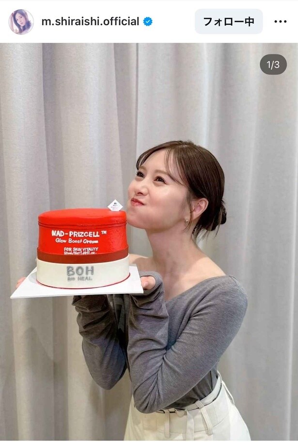 【写真】白石麻衣、首が長くて美しい…美デコルテあらわなVカットトップス姿