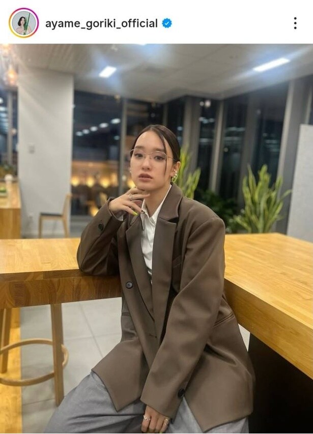 【写真】剛力彩芽、ジャケットがかっこよすぎるメガネ女子ショット
