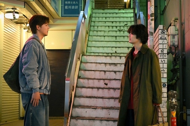 街中で言葉を交わす将生(塩野瑛久)と優太(小瀧望)