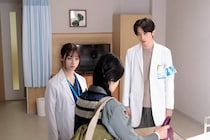 許豊凡“ソン”とともに緊急手術を決行した橋本環奈“湖音波”が大谷亮平“鷹山”に「クソたあけ」と怒りの叫び＜ヤンドク！＞