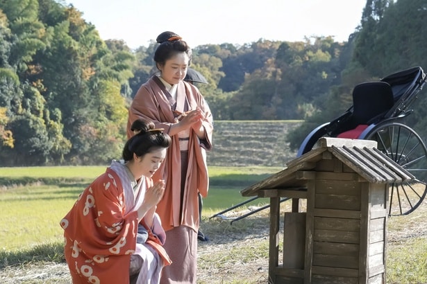 トキ(高石あかり)とフミ(池脇千鶴)は地蔵に手を合わせ祈りを捧げる