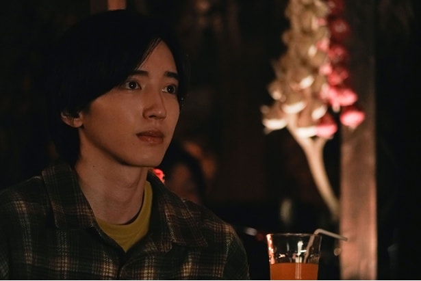 春人(道枝駿佑)は感動と嫉妬の感情で複雑な表情