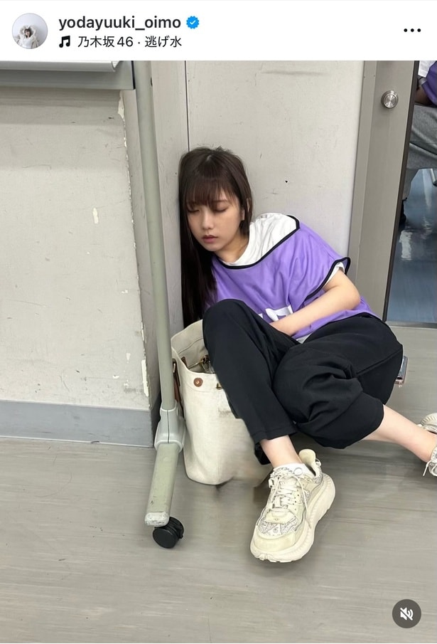 【写真】ゼッケンをつけたまま床に座り込み寝落ちする与田祐希