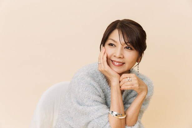 飯島直子が語る50代からのリアル「『年を取るって面白いな』と感じてほしい」＜こないだおばさんって言われたよ＞