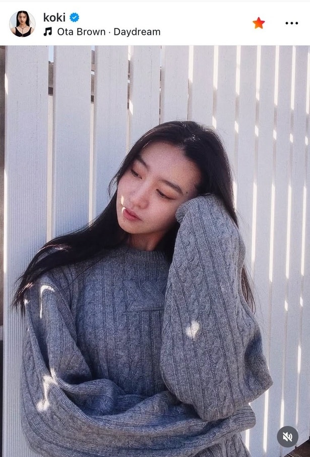 【写真】「春」の訪れを感じさせる“グレーニット”…Koki,、ふんわりオフ感満載のリラックス姿