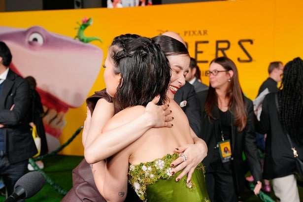 芳根京子「涙が止まらなくて…」初のワールドプレミアに感涙 “型破りなスタイル”のドレスで登場