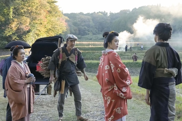 イセ(芋生悠)は「呪われた女」と言われていることが発覚