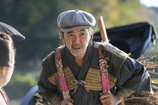 村人・茂吉(緒方晋)はイセ(芋生悠)に「呪われた女」と言い放つ