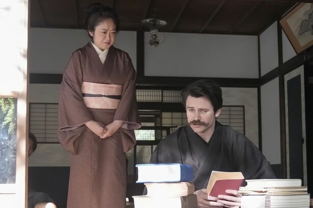 ヘブン(トミー・バストウ)はフミ(池脇千鶴)が買ってきた書籍に目を通す