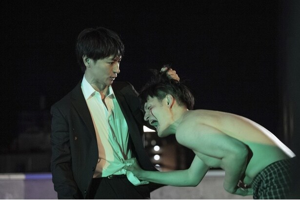 加賀(九条ジョー)の髪の毛を掴む黒崎(細田善彦)