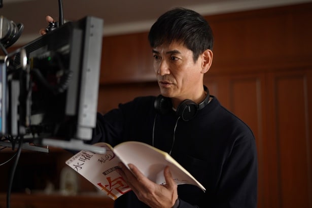 沢村一樹が連ドラ初監督を務めるドラマ「水曜日、私の夫に抱かれてください」の放送が決定…キャストの顔が隠されたビジュアルも公開