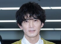 寒い中撮影に臨む津田健次郎、上着の両ポケットにカイロを忍ばせる姿が「かわいすぎる！」と反響＜ラムネモンキー＞