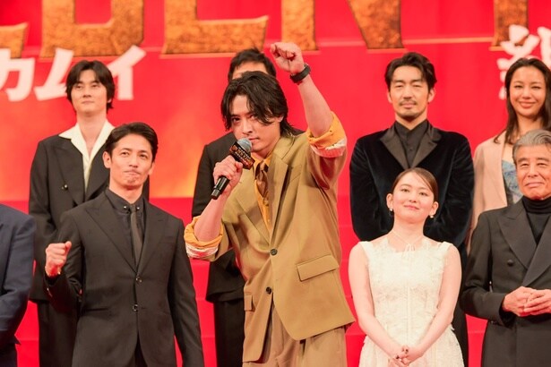 映画「ゴールデンカムイ 網走監獄襲撃」完成披露舞台あいさつ