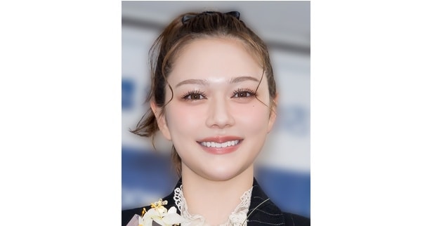 「美の教科書」…村重杏奈、“透け感”の袖×サテン調ドレスの清楚なカットに「今日も世界一かわいい」の声